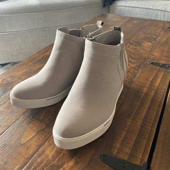 NWOT Size 7 Sugar Glossy Wedges-Stone Suede - Picture 2 of 2